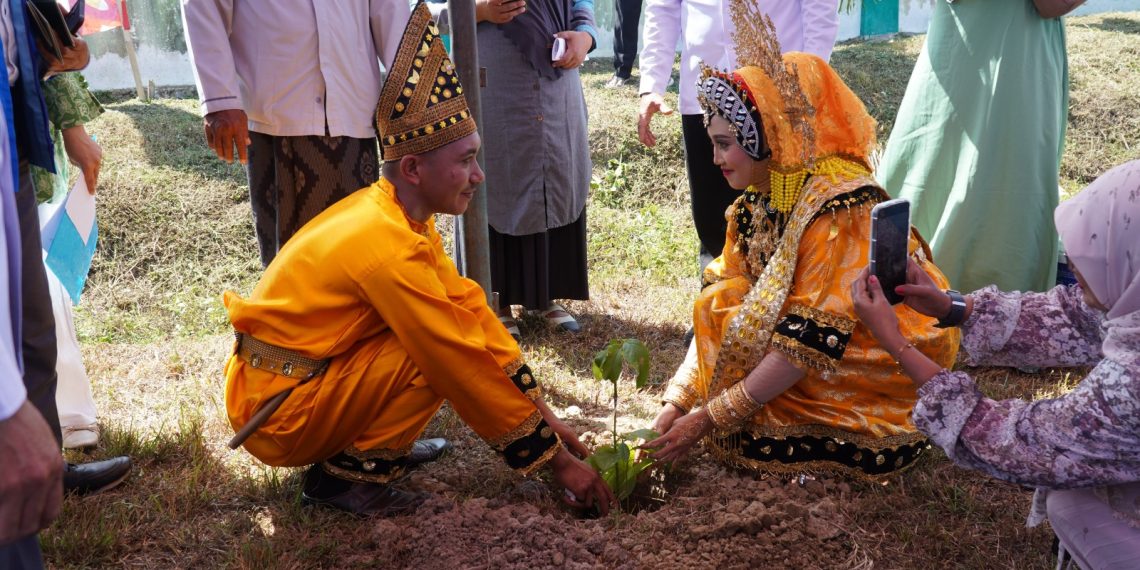 Bukan Hanya Ijab Kabul, Pengantin di Sulteng Tanam Pohon sebagai Janji Seumur Hidup