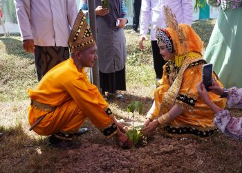Bukan Hanya Ijab Kabul, Pengantin di Sulteng Tanam Pohon sebagai Janji Seumur Hidup