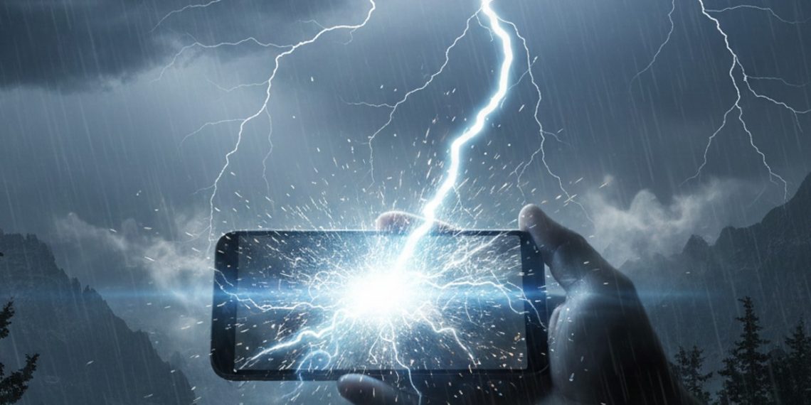 Mitos atau Fakta: Menggunakan Ponsel saat Badai Petir Bisa Berbahaya?