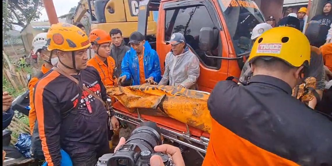 Longsor KBB: Pencarian Korban Dihentikan Sementara Karena Terkendala Cuaca