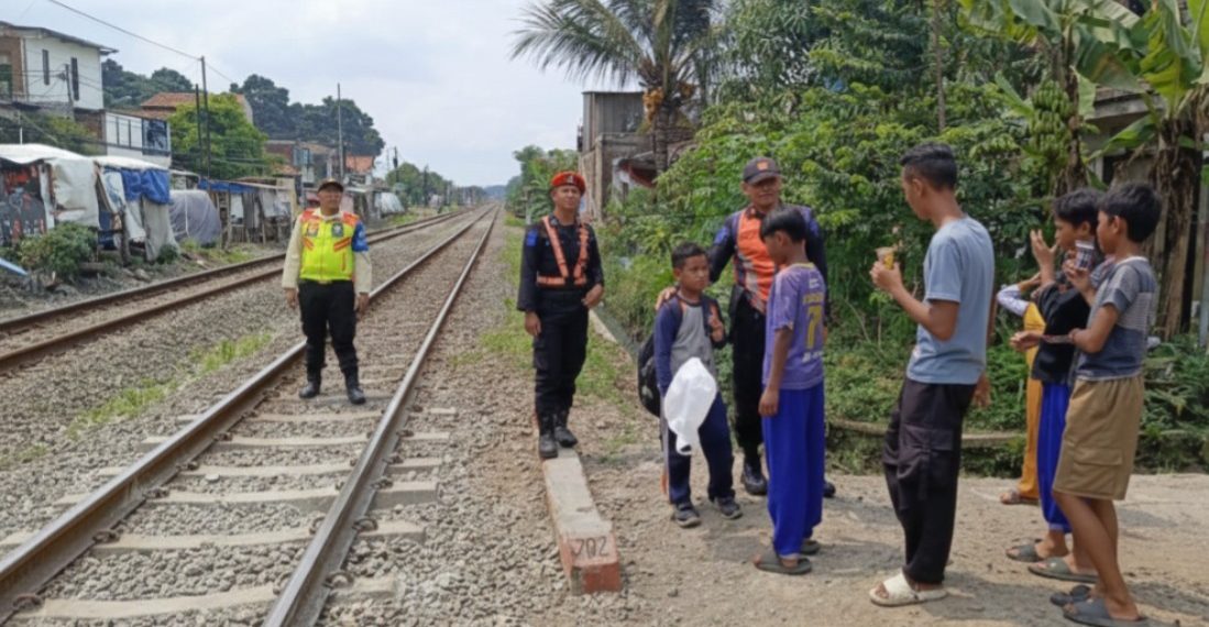 Rel KA jadi Lokasi Ngabuburit, KAI Bandung Beri Peringatan Keras, Bisa Berujung Fatal dan Pidana